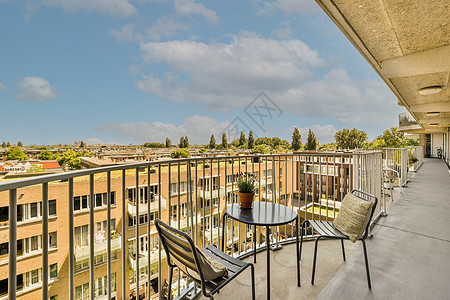 阳台狭窄的座位面积沙发建筑天花板财产住宅房子通道门厅公寓地面图片