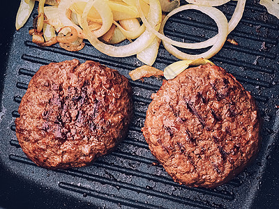 在户外用铸铁烤盘烹制碎牛肉汉堡 在煎锅上烹制红肉 在花园里烧烤食物 英国乡村生活包子蔬菜午餐农村牛肉英语饮食餐厅美食平底锅图片