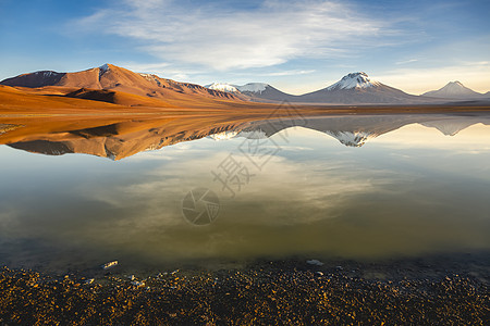 智利阿塔卡马沙漠的莱吉亚湖沉积和火山景观高原地标阳光蓝色金色国际目的地山脉荒野地方图片