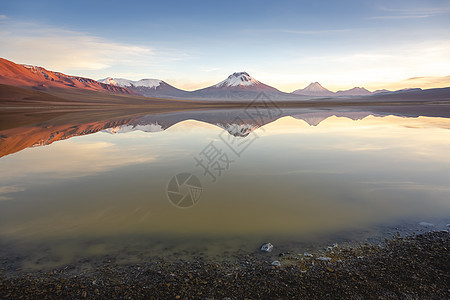 智利阿塔卡马沙漠的莱吉亚湖沉积和火山景观山峰荒野金色摄影国际高原旅游地方反射雪山图片
