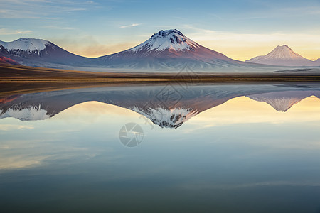 智利阿塔卡马沙漠的莱吉亚湖沉积和火山景观蓝色荒野金色山峰阳光国际地标地方山脉目的地图片