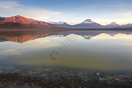 智利阿塔卡马沙漠的莱吉亚湖沉积和火山景观目的地国际山峰旅游高原雪山蓝色地方反射山脉图片