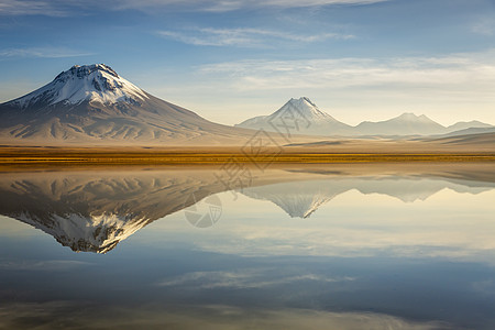 智利阿塔卡马沙漠的莱吉亚湖沉积和火山景观雪山阳光摄影旅游目的地山脉地方反射高原山峰图片