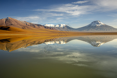 智利阿塔卡马沙漠的莱吉亚湖沉积和火山景观阳光目的地反射旅游山峰地方摄影蓝色国际地标图片