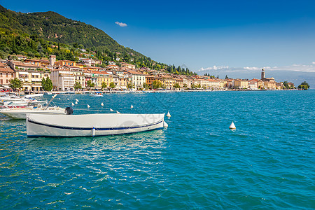 意大利 加尔达岛海岸线和带帆船的地中海村意大利村庄码头游艇港口风景海滩旅游金色天空城市图片