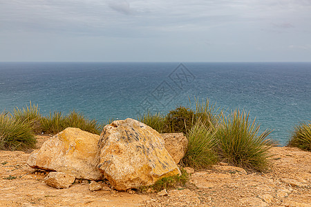 风暴前喷雾和泡沫在岩石海岸碰撞的危险的海浪蓝色海洋气候海岸线墙纸悬崖旅行海景石头天空图片