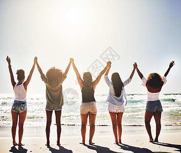 因为海滩日子是我们赖以为生的 一群团结互助的女友的回忆啊! (笑声)(掌声)背景图片