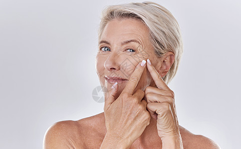 痤疮或粉刺女性或女性在夜间面部护肤美容治疗后为健康和清晰的皮肤复制空间 快乐老年女性的画像用手用化妆品来对抗皱纹图片