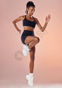 积极 健康 运动和健身的运动员决心并专注于她的跑步锻炼 身体健康 穿着健身运动服 在工作室背景下进行有氧运动训练的年轻女性图片