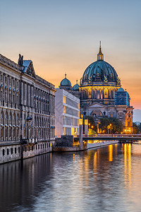 黄昏时 沿着柏林的斯普里河观望图片