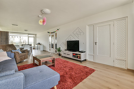 现代公寓中时式的客厅窗户装饰沙发软垫地毯风格住宅座位地面长椅图片