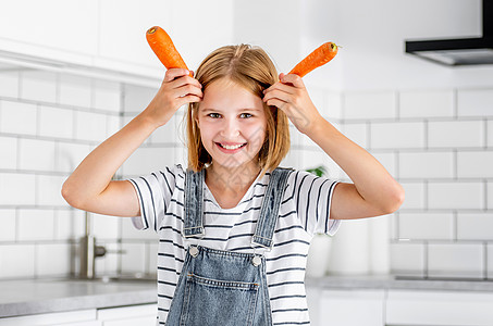厨房的少女桌子营养女性微笑食物女儿橙子乐趣女孩烹饪高清图片