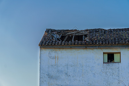 唯美窗户屋顶倒塌的被遗弃房屋背景