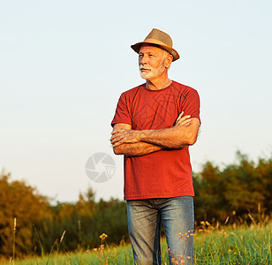 长年老年退休老人的肖像 成年灰色白发头发农场 户外健康活跃运动型退休帽子图片