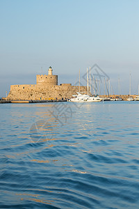 圣尼古拉斯堡垒在 Mandaki 港 罗得岛 Greece the 著名的鹿 海岛的象征之一 希腊 著名旅游目的地看法建筑学风车图片