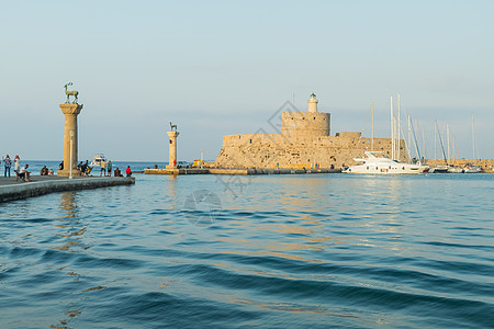 圣尼古拉斯堡垒在 Mandaki 港 罗得岛 Greece the 著名的鹿 海岛的象征之一 希腊 著名旅游目的地看法城堡玫瑰海图片