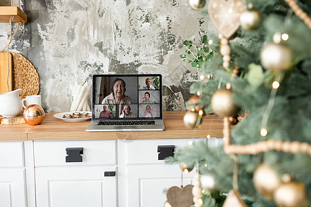 家庭在线视频会议 圣诞节问候 通过笔记本电脑屏幕的虚拟电话服务展示乐趣新年女士相机庆典细胞妻子盒子药片图片