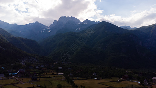 阿尔巴尼亚阿尔卑斯山山的惊人景象岩石男人天空游客高山冒险顶峰公园晴天风景图片