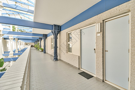 现代公寓的入口和过道快门贮存壁橱衣柜住宅大厅房子日光走廊地面图片