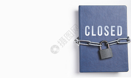 这本书被锁在锁里 钥匙放在白色背景上 秘密档案室图片