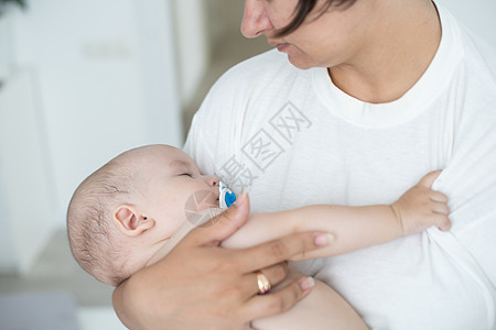 一位年轻的母亲抱着她刚出生的婴儿 哺乳婴儿的母亲 母亲母乳喂养她的孩子 家人在家 一个幸福的母亲和孩子的肖像尿布女儿女士胸部喜悦图片