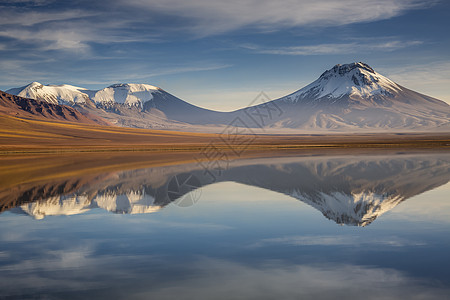 智利阿塔卡马沙漠的莱吉亚湖沉积和火山景观地方金色雪山摄影国际旅游蓝色山峰目的地山脉图片