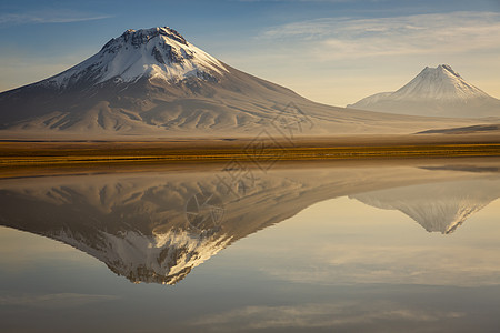 智利阿塔卡马沙漠的莱吉亚湖沉积和火山景观高原摄影雪山地方金色旅游目的地反射阳光地标图片