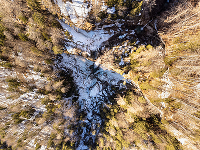 斯洛文尼亚特里格拉夫国家公园冬季或的空中景象 上下瀑布在岩石悬崖上不断攀升 通过一个图画形漫步道可以达到树木风景干旱旅行吸引力旅图片