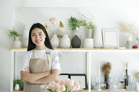 充满自信的女性臂膀的肖像 在镜头中穿过微笑冒充活力学生广告享受中学大学生生意人商业企业家图片