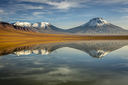 智利阿塔卡马沙漠的莱吉亚湖沉积和火山景观旅游山峰雪山高原蓝色荒野国际地方阳光地标图片