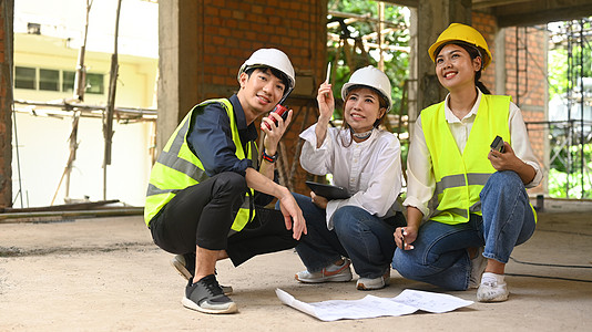 土木工程师小组身着安全头盔和防弹背心 视察建筑工地 工业 工程 建筑概念图片