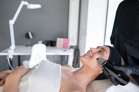 女性在超声波清理程序 硬件美容学治疗胶原激光皮肤科药品美容师医生清洁去角质护理图片