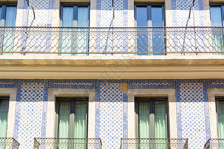 有一栋葡萄牙老房子的面孔 上面盖着有窗户和阳台的Azulejo瓷砖栏杆遗产制品房子建筑学旅行蓝色框架金属住宅图片