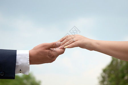 订婚戒指 婚姻求婚 女孩炫耀 她的订婚戒指森林夫妻背景图片