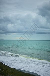 海滨 海边有碎石 沙滩上湿海岩和宁静的海浪海滩力量潮汐泡沫天气海景冲击波旅行飞溅支撑图片