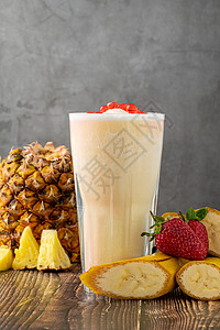 香蕉 草莓和菠萝木桌上的冰淇淋 以及上面的泡泡茶或波巴茶球甜点饮食橙子健康饮食浆果椰子水果液体茶点波霸图片