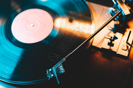 复古风格的旋转黑胶唱机 特写 旋转老式留声机特写 美丽的彩色图像标签力量歌曲立体声舞蹈技术转盘圆圈打碟机专辑图片