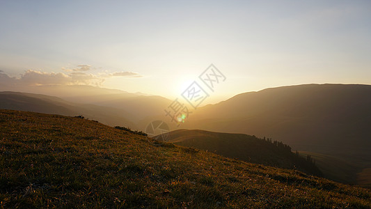 黄绿色山上晒太阳 云小旅行丘陵太阳村庄山脉森林爬坡全景天空风景图片