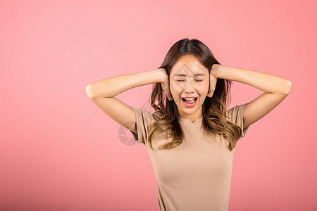 女人用手掌和眼 能听耳图片