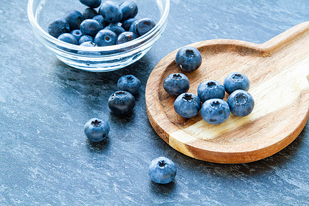木板上的蓝莓 新鲜的浆果 木架上的野蓝莓甜点木头蓝色乡村黑色覆盆子饮食食物水果桌子背景图片
