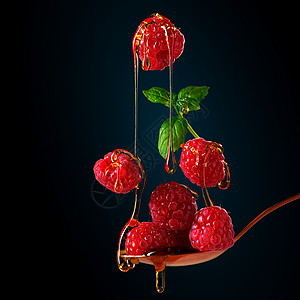 落草莓 黑暗背景下浮的食物 成熟的草莓和蜂蜜覆盆子浆果包装设计飞行深色维生素图片