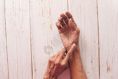 患有疼痛的老年妇女 高视(Top View)图片