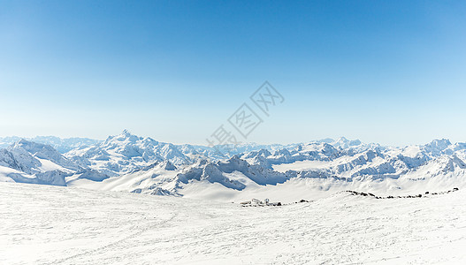 寒冬山全景 蓝天空 雪地景观天空运动旅行滑雪高山旅游冒险顶峰蓝色远足图片