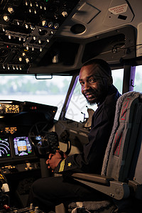 坐在飞机驾驶舱的男性飞行员肖像 准备飞行图片