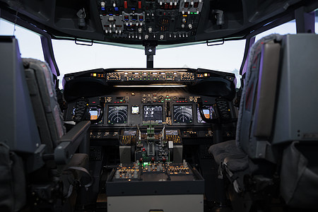 无人在飞机机舱内使用仪表板指挥控制板图片