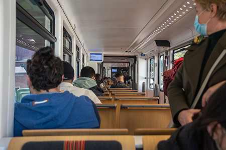 在德国的Wuppurtal悬浮电车中 乘客乘坐停运车辆城市交通城际封锁民众车皮铁路公共汽车女士运输图片
