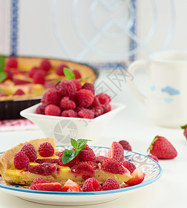 白桌上有红草莓和果的圆椰子糕点烹饪水果蛋糕食物甜点绿色白色美食家浆果图片