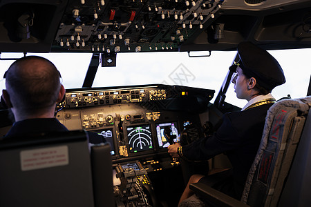 乘坐具有驾驶舱指挥权的穿制服飞行飞机的女性客机高清图片