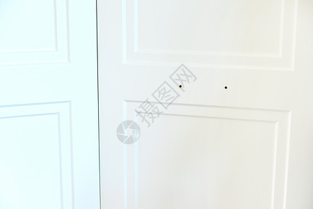 衣柜中的新门 安装门把手维修橱柜工作门厅内阁木匠木板组装金属工人图片