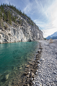 加拿大卡尔加里荒野中的清水晶湖图片